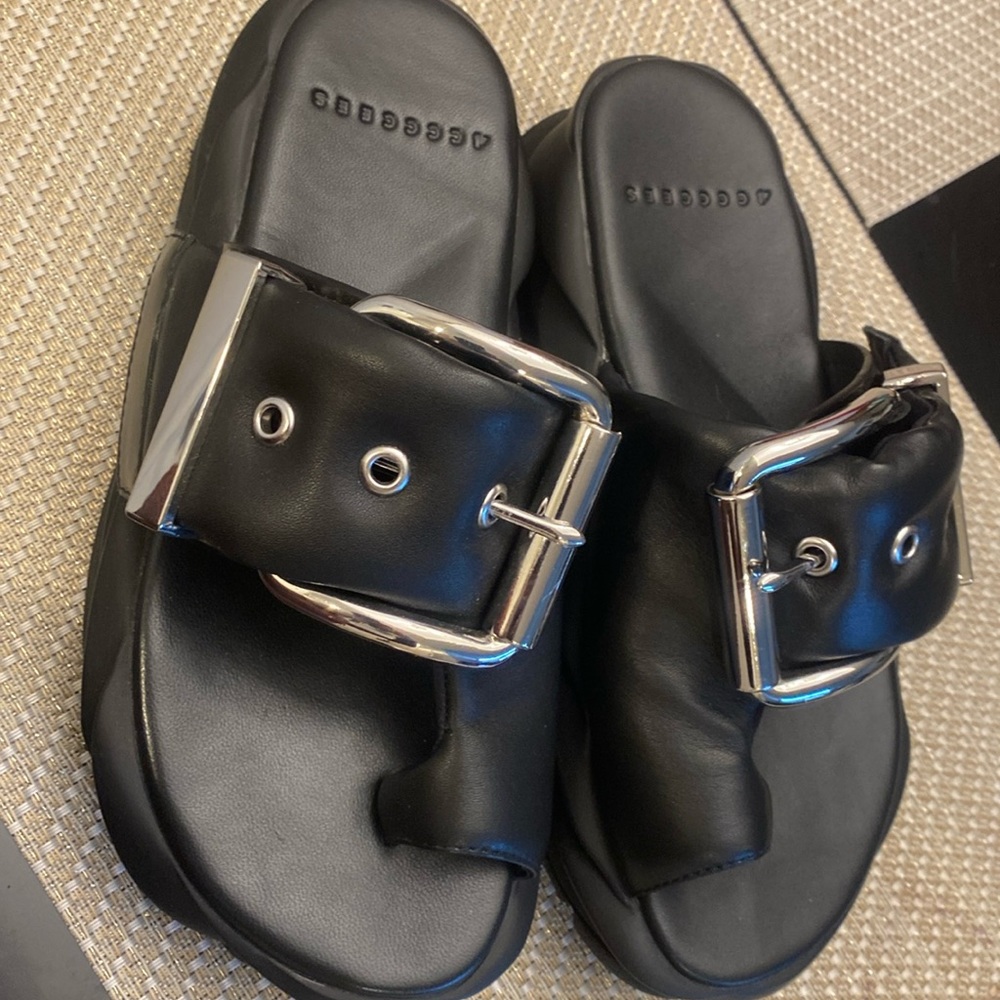 This are sandals, in very good conditions, worn one time